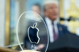 Apple on edukalt Trumpi tariifidest mööda hiilinud. Tänutäheks kingiti presidendile kallis klaasplaat