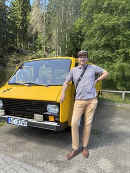 Artursi kollane retrobuss viib su vaatama Līgatne paberivabrikut, omapäraseid tööliste maju ja koopaid, kus lätlased moose ning porgandeid hoiavad