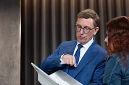 Valitsus kaalub tulumaksutõusu ärajätmist, kui majandusprognoos on helge. Opositsioon näeb põhjusena madalat reitingut